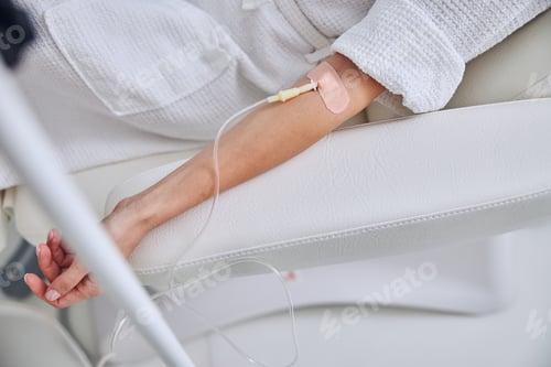 Preview: Woman hand on medical armchair on the medicine armchair with syringe vitamin in beauty center