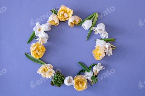 Vista previa: Flat lay flower arrangement on blue background.