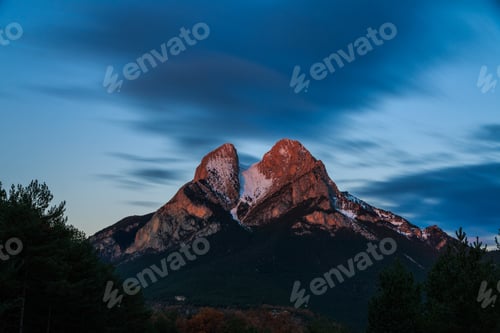 Preview: Mesmerizing shot of the Pedraforca Saldes Mountain in Spain