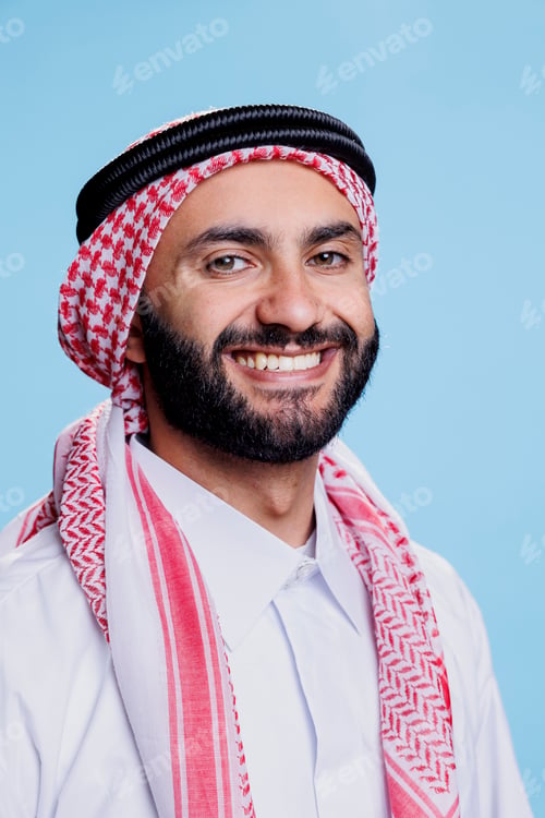 Preview: Smiling arab man looking at camera