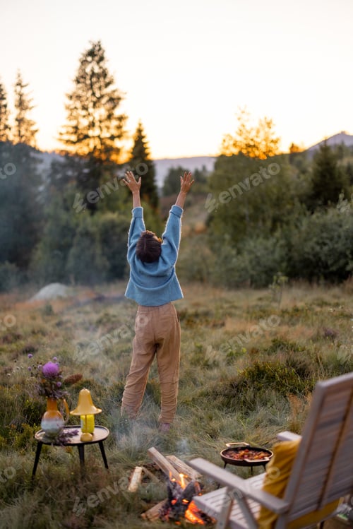 Preview: Woman has a picnic in mountains