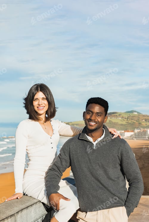 Vista previa: Pareja sonriente posando juntos en la playa. Concepto de estilo de vida.