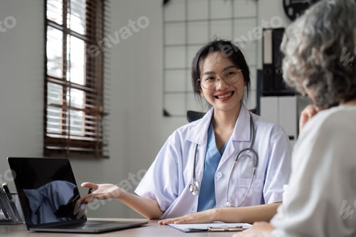 Visualização: Jovem médica prestando aconselhamento médico a pacientes idosos em um ambiente clínico moderno