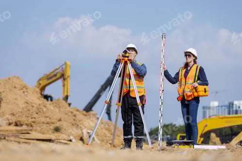 Visualização: Equipe de pesquisa de engenharia civil com equipamento de pesquisa