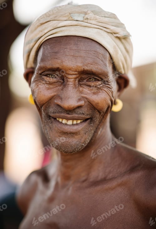 Preview: Smiling man with a white headwrap in natural light