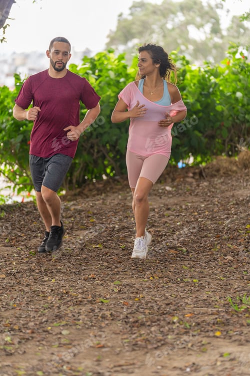 Vista previa: Amigos en ropa deportiva corriendo juntos