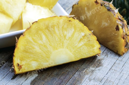 Preview: Pineapple slices on wooden