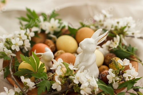 Preview: Modern easter eggs with spring flowers and bunny in wooden bowl on rustic linen. Happy Easter!