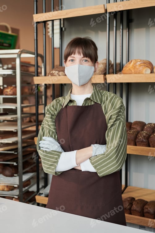 Preview: Woman in mask in bakery shop