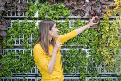 Vista previa: happy woman in city taking self portrait. technology and lifestyle