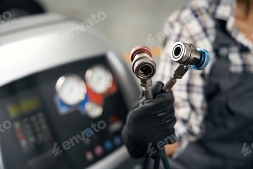 Preview: Repairman using special flushing system for car air conditioner