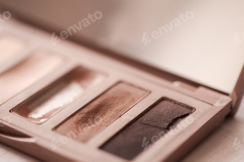 Preview: Used glitter eye shadow palette closeup
