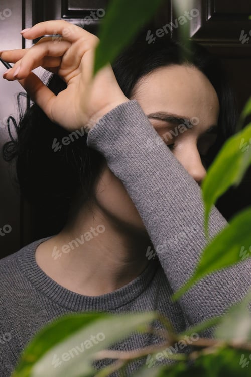 Preview: A girl in gray