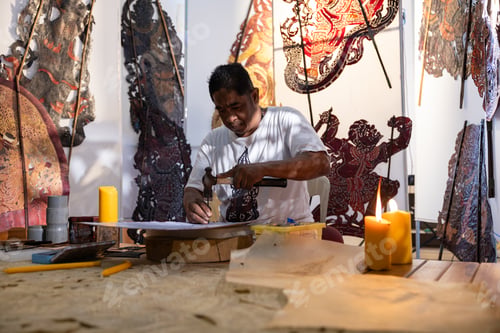 Preview: Craftsmen create traditional Thai Khon puppets.