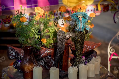 Preview: Small skeleton figurines with marigolds. Day of the Dead in Tlaquepaque, Mexico.