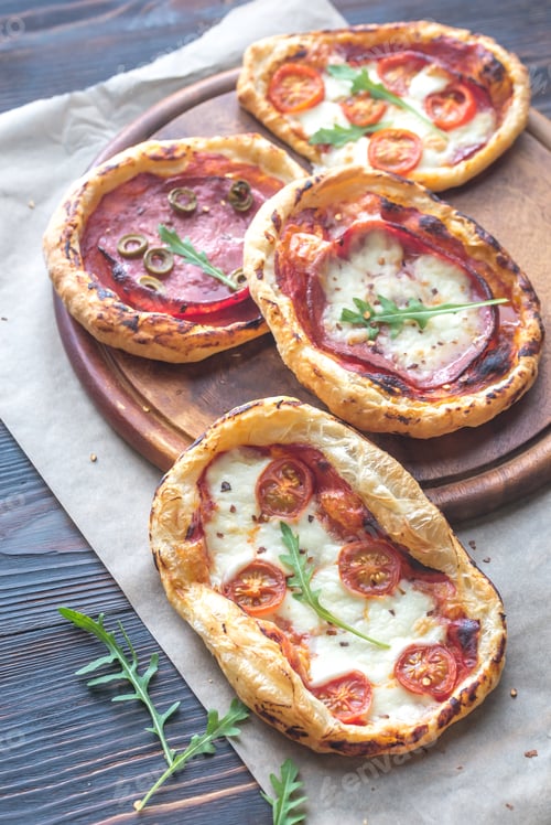 Preview: Mini pizzas on the wooden board