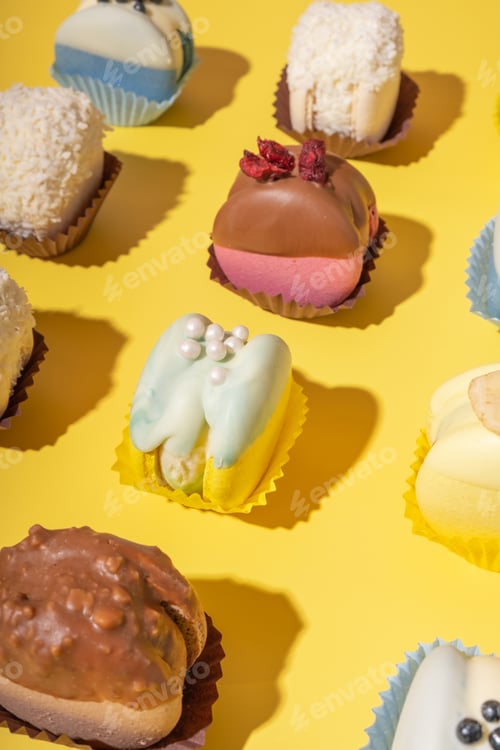 Preview: Set of different macaroons on yellow background. Luxury sweet food.