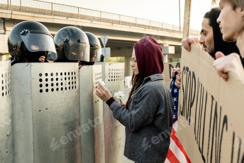 Preview: Peace-loving woman giving flowers to police forces