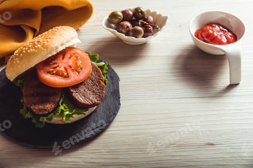 Preview: Fresh Vegan Burger with Tomato and Olives