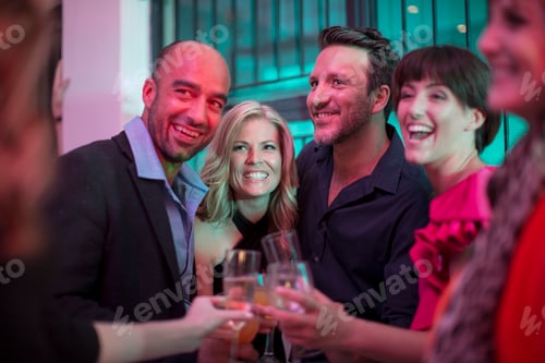 Visualização: Amigos brindando com taças de champanhe na festa