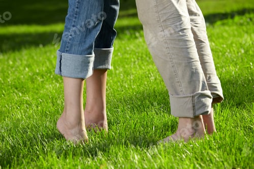 Preview: Barefoot couple