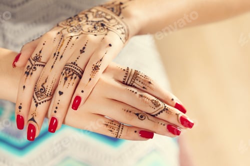 Preview: Red manicured hands with Mehndi