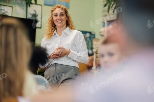 Visualização: Professor sorridente envolvendo alunos na aula de biologia na escola