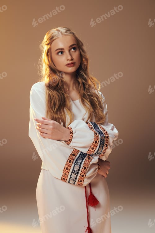 Preview: Enchanting maiden in white dress