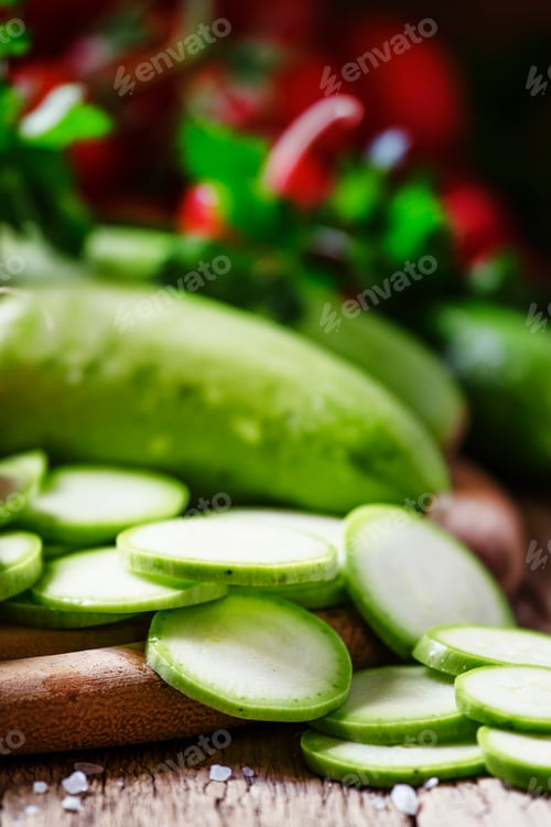Preview: Round zucchini slices and fresh radish