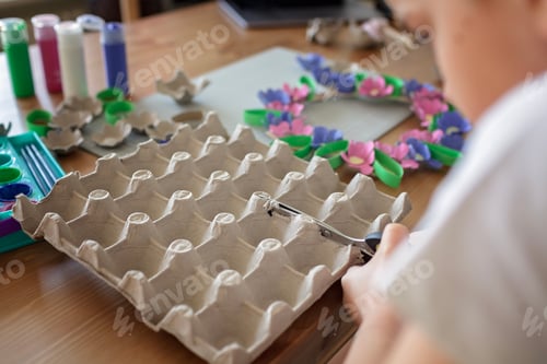 Preview: Kids create Easter flower wreath in pastel colors using an upcycled egg trail. Zero waste lifestyle