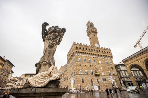 Preview: Cityscape streets of Florence with the Florance duomo at the end with people