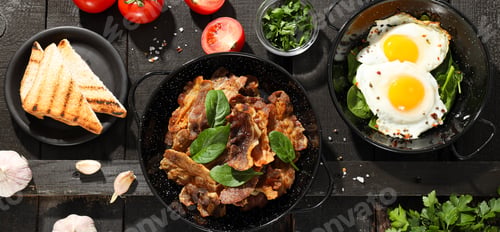 Preview: Tasty breakfast and delicious meat food concept - fried bacon