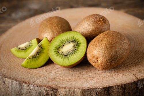 Preview: Fresh kiwi fruits on wood, clos-up