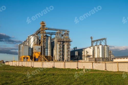 usine de transformation agricole pour le traitement et silos pour le séchage, le nettoyage et le stockage