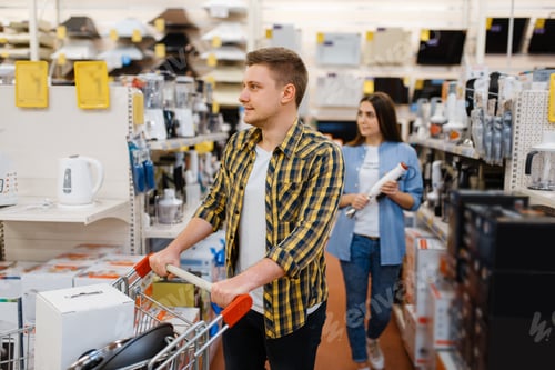 Preview: Couple holds electric blender in electronics store