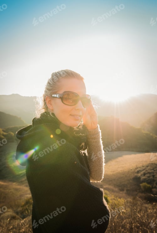 Preview: Woman standing in hills