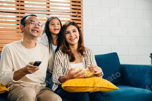 Visualização: União familiar com pipoca assistindo a um filme na sala de estar