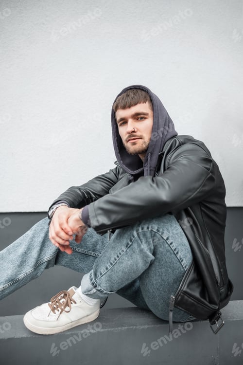 Vista previa: Hombre urbano de moda guapo y genial en chaqueta de cuero negra