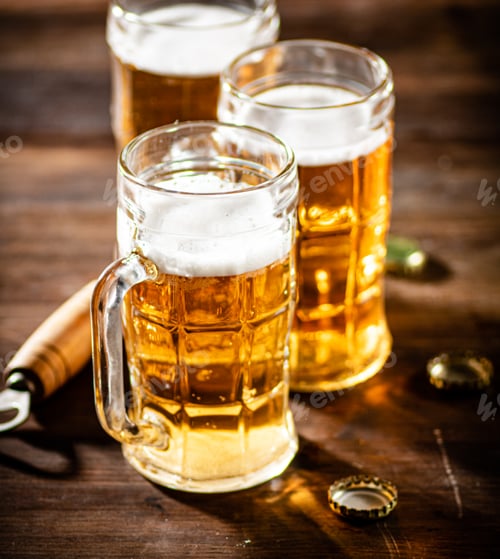 Preview: Glasses with fresh beer.