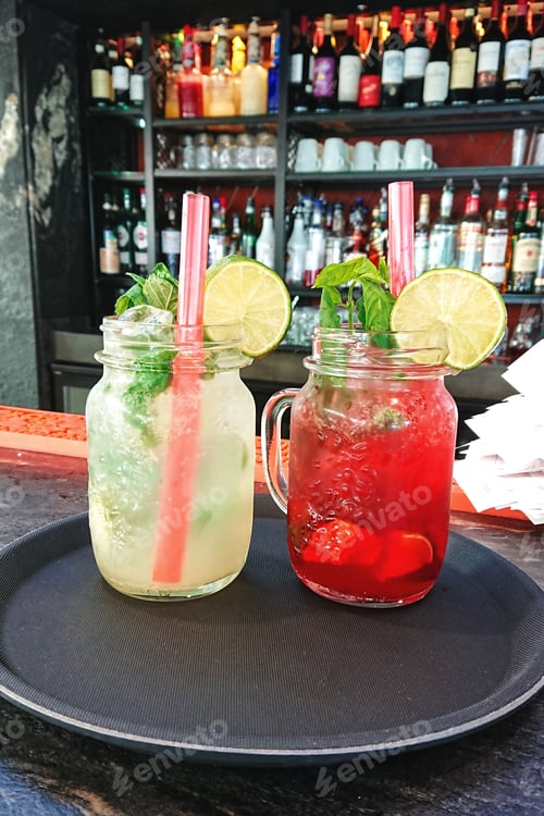 Visualização: Mojito de coquetel de verão em potes de bebida