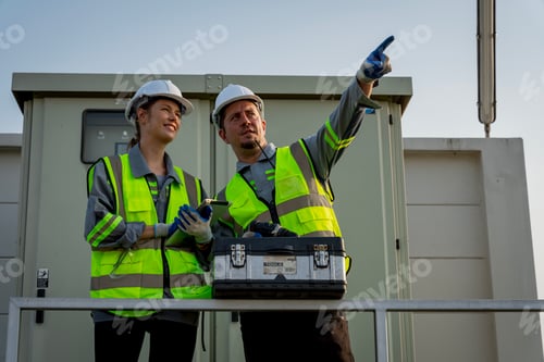 Preview: Electrical engineer on solar farm