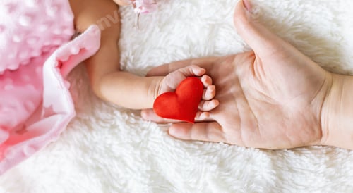 Visualização: bebê recém-nascido está segurando a mão da mãe. foco seletivo.