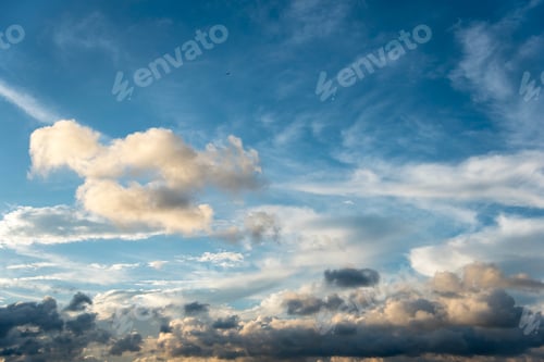 Vorschau: Blauer Himmel mit schwebenden Wolkenflecken.