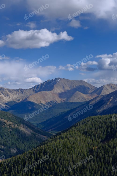 Vorschau: Malerischer Blick auf den Independence Pass in Colorado mit klarem blauem Himmel und vereinzelten Wolken