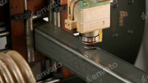 Visualização: Uma
poderosa máquina a laser corta peças de um detalhe de metal espesso. Criativo. Corte a laser de metal em um