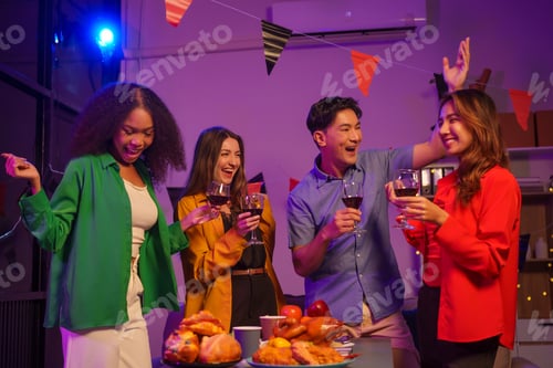 Visualização: Uma mulher afro-americana, uma mulher branca, celebra colegas de trabalho, bebendo, se divertindo, sorrindo juntas.