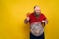 Vorschau: Übergroßer Mann hungert nach fettem Essen