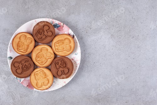 Preview: Tart cookies on decorated plate on marble background