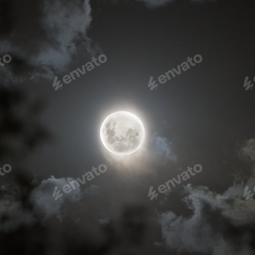 Preview: Low angle shot of the full moon on the cloudy sky at night - perfect for wallpapers