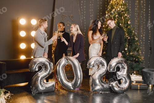 Visualização: Amigos do sexo masculino e feminino em pé com balões 2023 para a celebração do Ano Novo